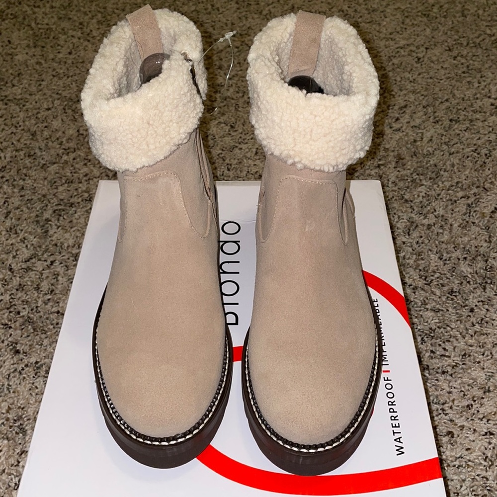 Blondo boots brand, size 7, brand new, cream color water proof.